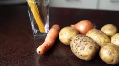 Masadaki balık çorbası için sebze.