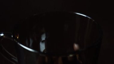 Kahve çekirdekleri fincana dökülür.