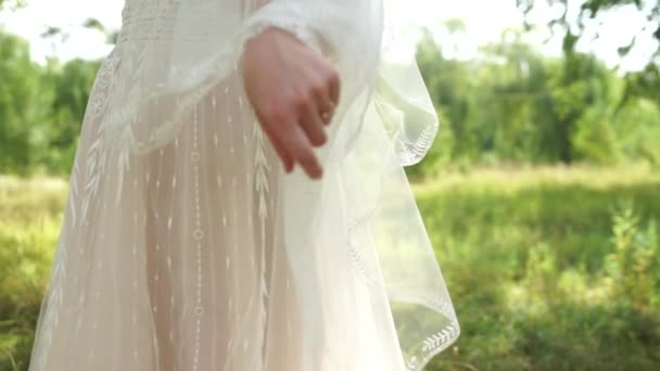 Невеста Вуалью Летнем Парке — стоковое видео