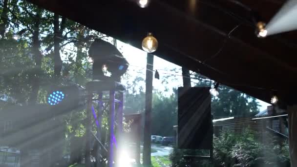 Licht Von Scheinwerfern Abend Einem Restaurant — Stockvideo