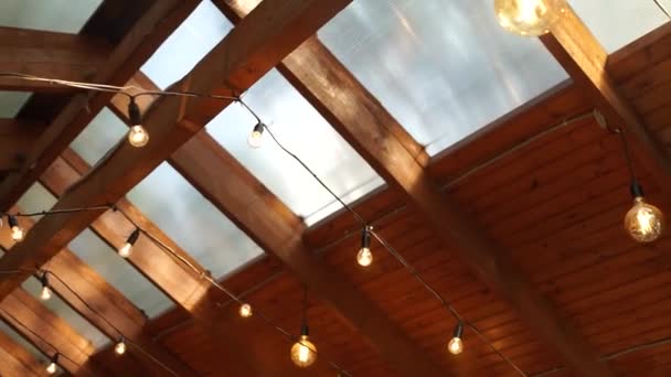 Gele Lampen Het Plafond Een Restaurant — Stockvideo