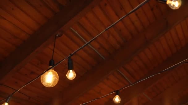 ampoules jaunes au plafond dans un restaurant 