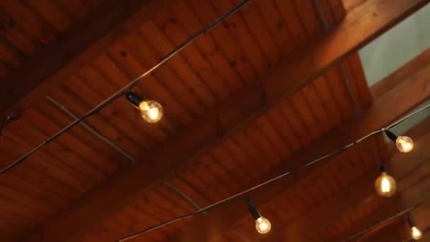 ampoules jaunes au plafond dans un restaurant 