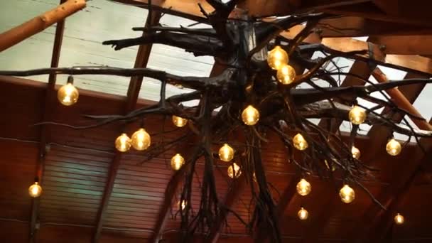 Gele Lampen Het Plafond Een Restaurant — Stockvideo