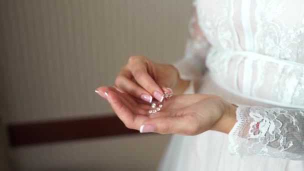 Noiva Segura Brincos Suas Mãos — Vídeo de Stock