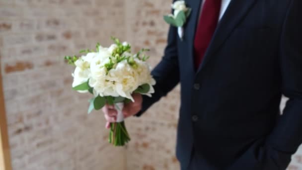 Brudgummen Går Med Bukett Blommor Rummet — Stockvideo
