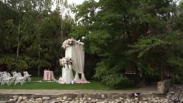 Bröllop Båge Dekorerad Med Blommor Med Stolar — Stockvideo