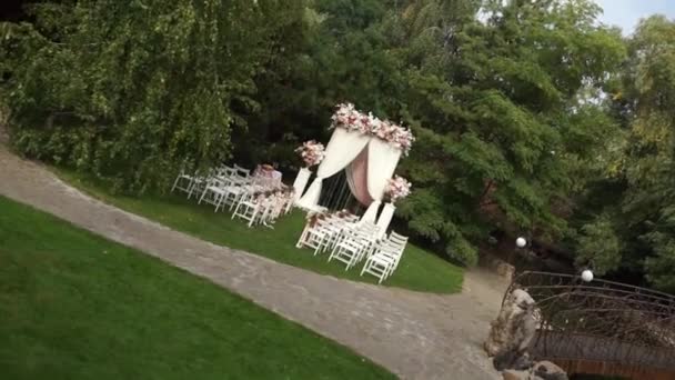 Весільна Церемонія Арка Прикрашена Квітами Стільцями — стокове відео