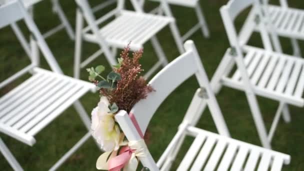 Bröllop Båge Dekorerad Med Blommor Med Stolar — Stockvideo