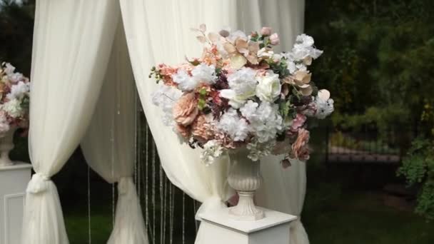 Arco Ceremonia Boda Decorado Con Flores Con Sillas — Vídeo de stock