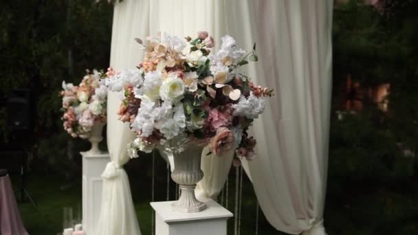 Cerimónia Casamento Arco Decorado Com Flores Com Cadeiras — Vídeo de Stock