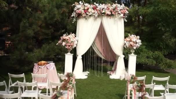 Γαμήλια Τελετή Αψίδα Διακοσμημένη Λουλούδια Καρέκλες — Αρχείο Βίντεο