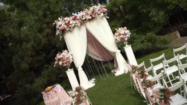 Esküvői Ceremónia Boltív Díszített Virágok Székekkel — Stock videók