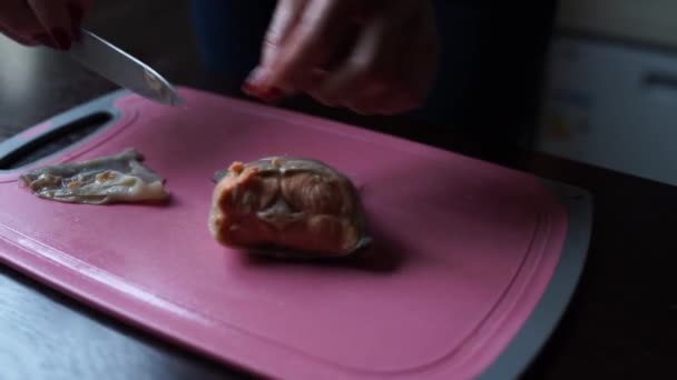 女人用刀清洗煮熟的鲑鱼 — 图库视频影像
