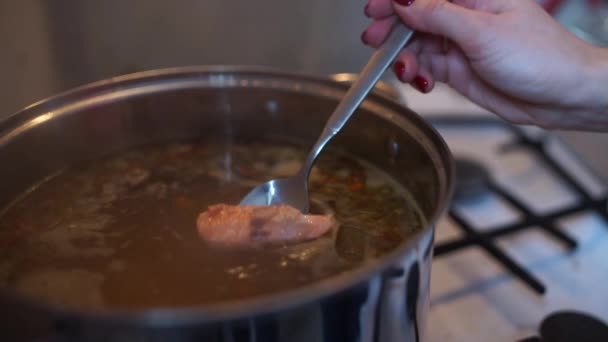 Colher Mexa Sopa Uma Panela — Vídeo de Stock