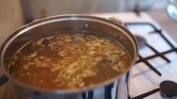 Cuchara Revuelva Sopa Una Cacerola — Vídeo de stock