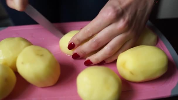 Vrouw Snijdt Een Aardappel Met Een Mes — Stockvideo