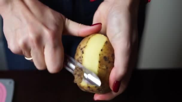 女人用刀削土豆 — 图库视频影像
