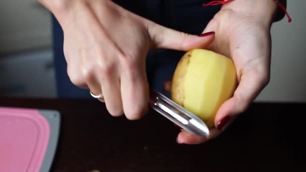 Vrouw Schillen Aardappelen Met Een Mes — Stockvideo