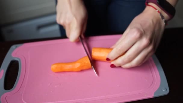 Mujer Corta Cuchillo Con Zanahorias Frescas — Vídeo de stock