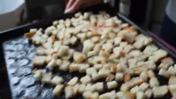 Chica Mezcla Croutons Una Bandeja Para Hornear — Vídeos de Stock