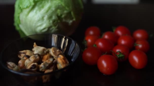 Ingredienti Insalata Pomodori Uova Frutti Mare — Video Stock