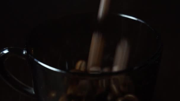 Κόκκους Καφέ Χύστε Ένα Φλιτζάνι — Αρχείο Βίντεο
