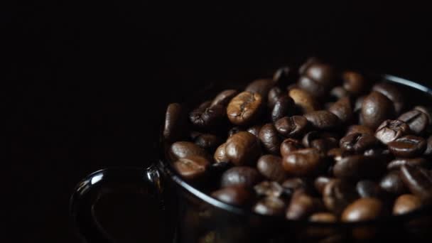 Kahve Çekirdekleri Fincana Dökülür — Stok video
