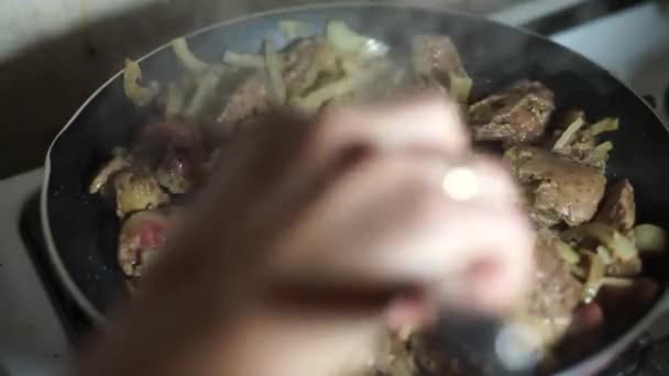 Женщина Жарит Мясо Сковороде — стоковое видео