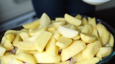 Fırında taze patates var.