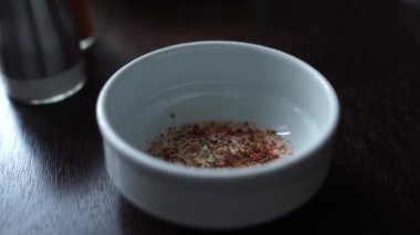 Baharatları bir sos kasesine dök.