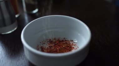 Baharatları bir sos kasesine dök.