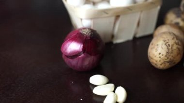 Yemek ve sebze masada.