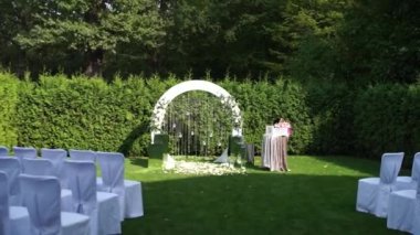 Parktaki tören için yuvarlak kemer.