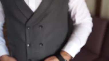 Adam eline bir saat takıyor.