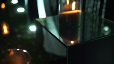 Mumlar şamdanda yanar.