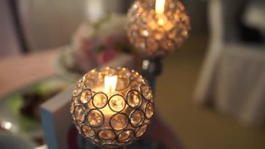 Mumlar şamdanda yanar.