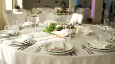 Düğün masa dekorasyonu ile bir restoranda