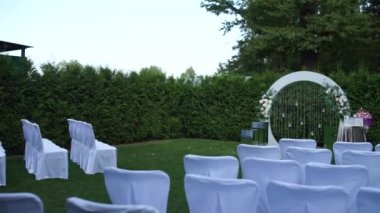 Tören için beyaz sandalyeli kemer.