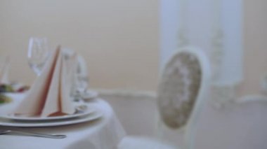 Düğün masa dekorasyonu ile bir restoranda