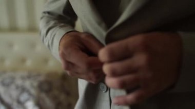 Adam yeleğini ve ceketini bağlar.