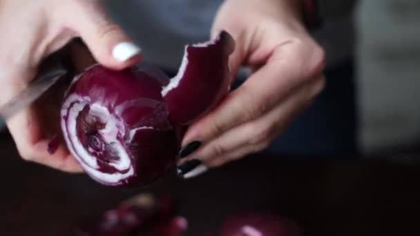 Frau Schält Mit Messer Eine Rote Zwiebel — Stockvideo