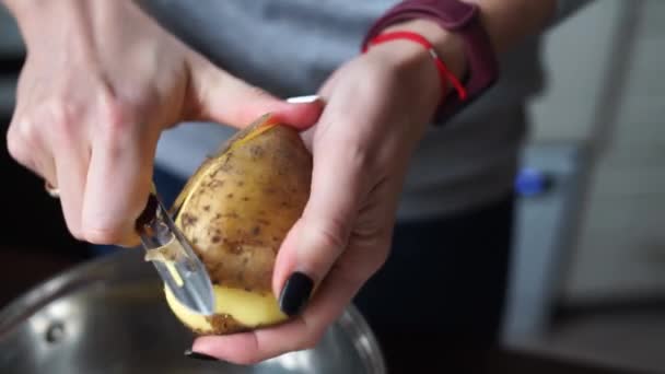 Vrouw Schillen Aardappelen Met Een Mes — Stockvideo