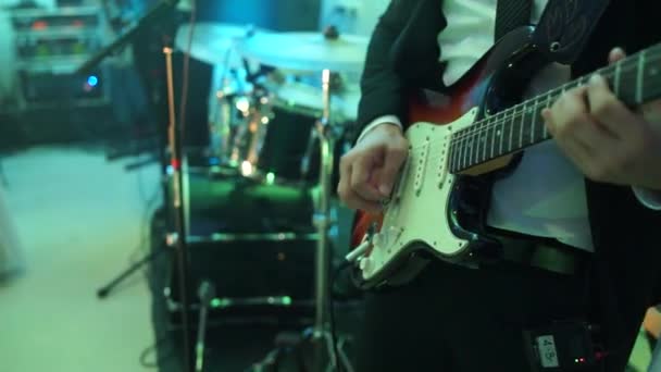 Hombre Tocando Bajo Concierto — Vídeo de stock