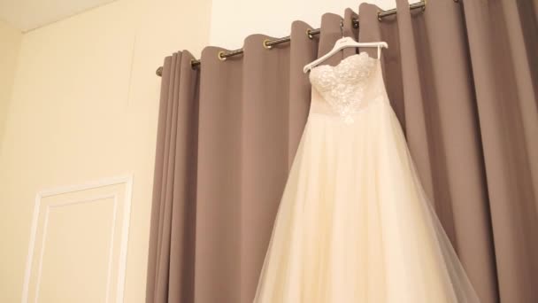 Hochzeitskleid Hängt Der Wand — Stockvideo