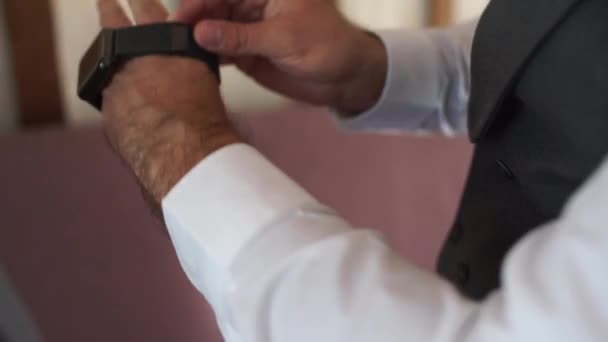 Homme Met Une Montre Sur Main — Video