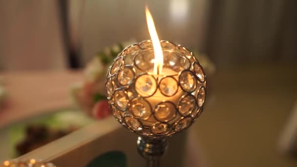 蜡烛在烛台上燃烧 — 图库视频影像