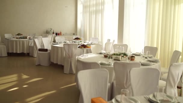 装飾が施されたレストランで結婚式のテーブル — ストック動画
