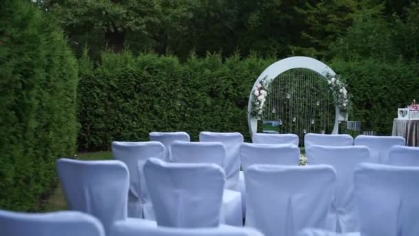 Boog Voor Ceremonie Met Witte Stoelen — Stockvideo