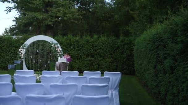 Bogen Für Die Zeremonie Mit Weißen Stühlen — Stockvideo